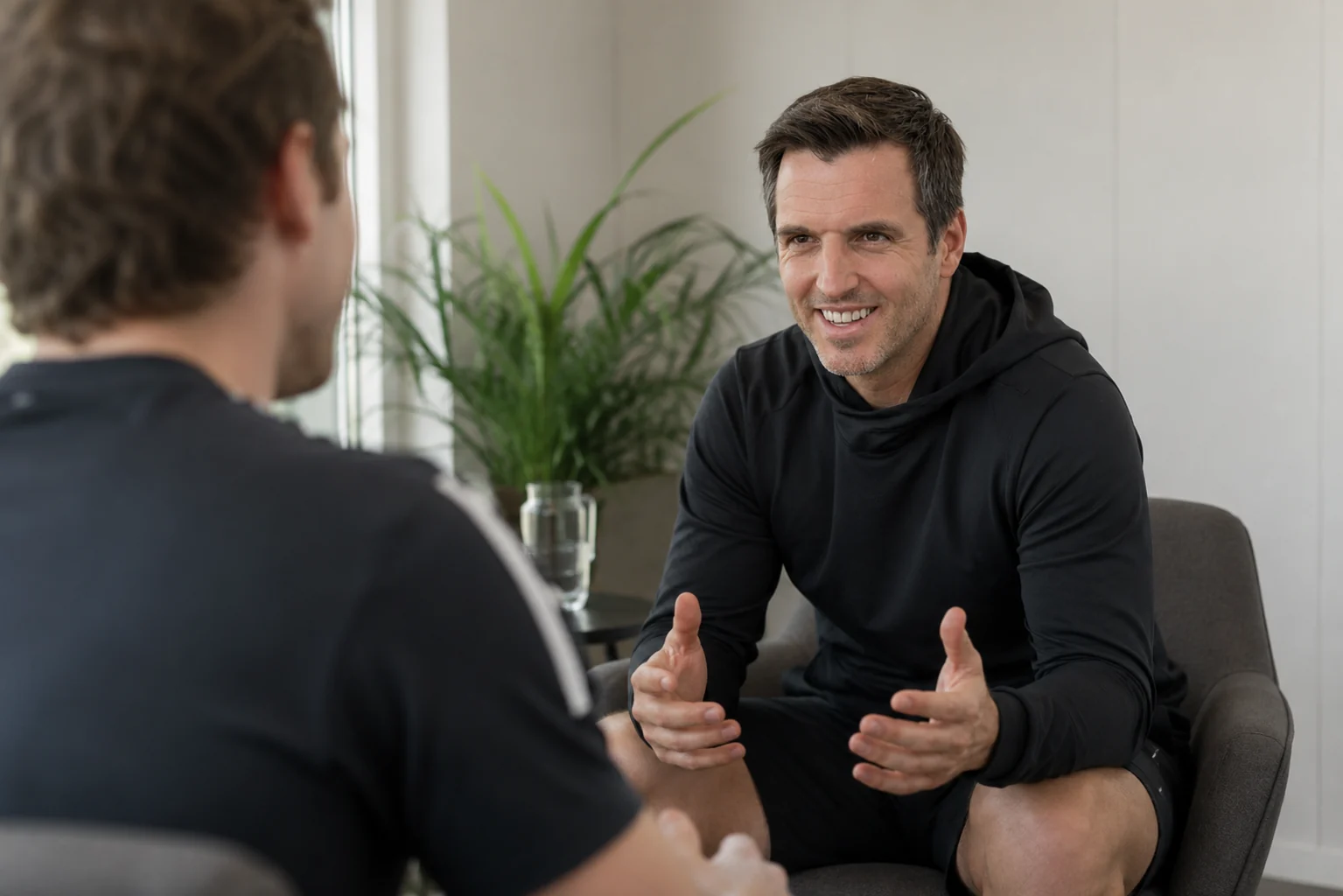 Een sportcoach voert een persoonlijk coachgesprek met een sporter