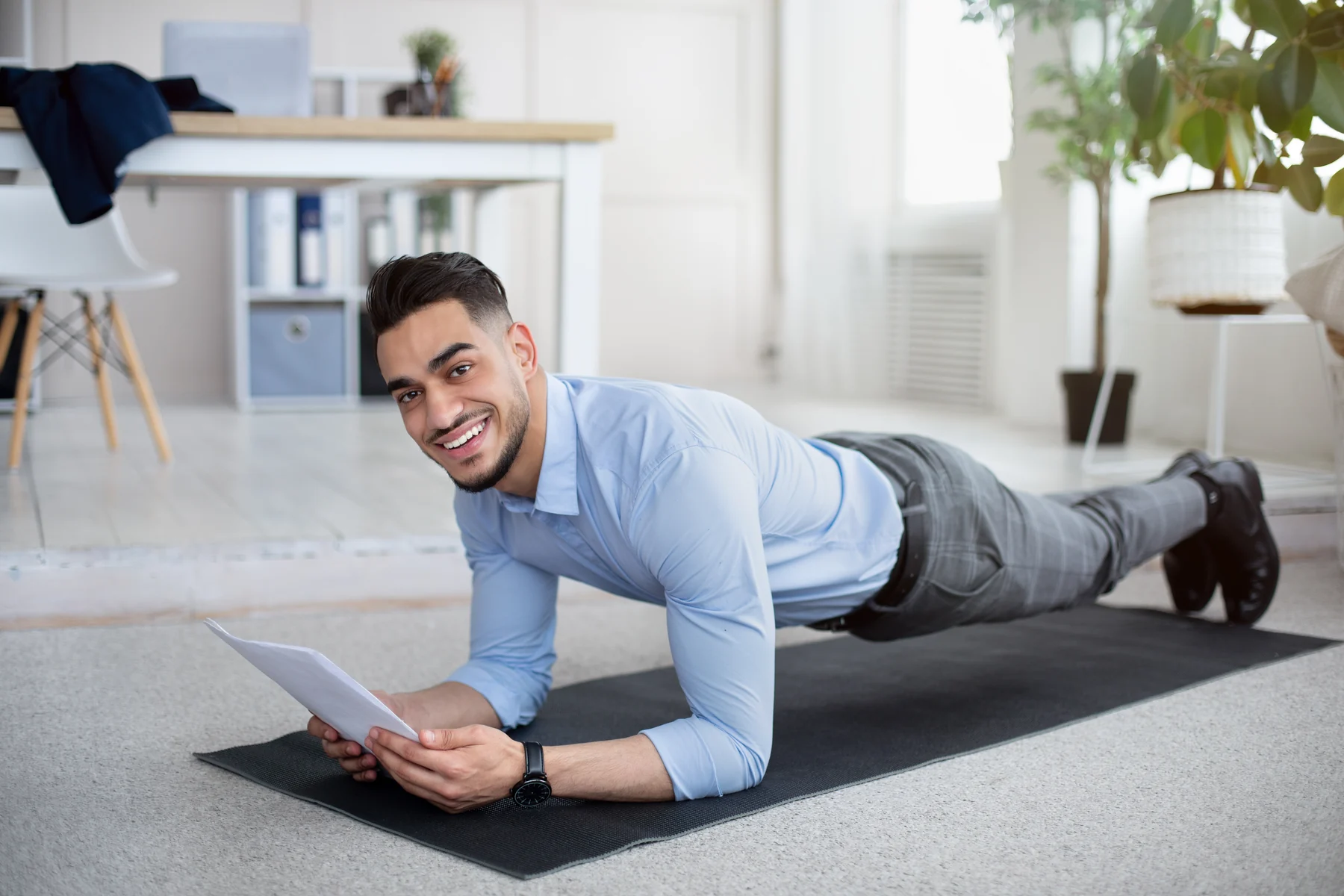 Een medewerker doet een plank tijdens een vitaliteitsmoment op het werk
