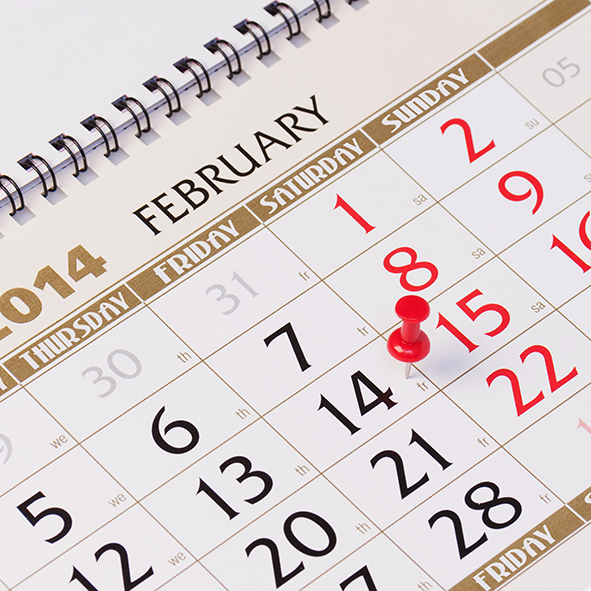 Kalender met een rode punaise op een datum