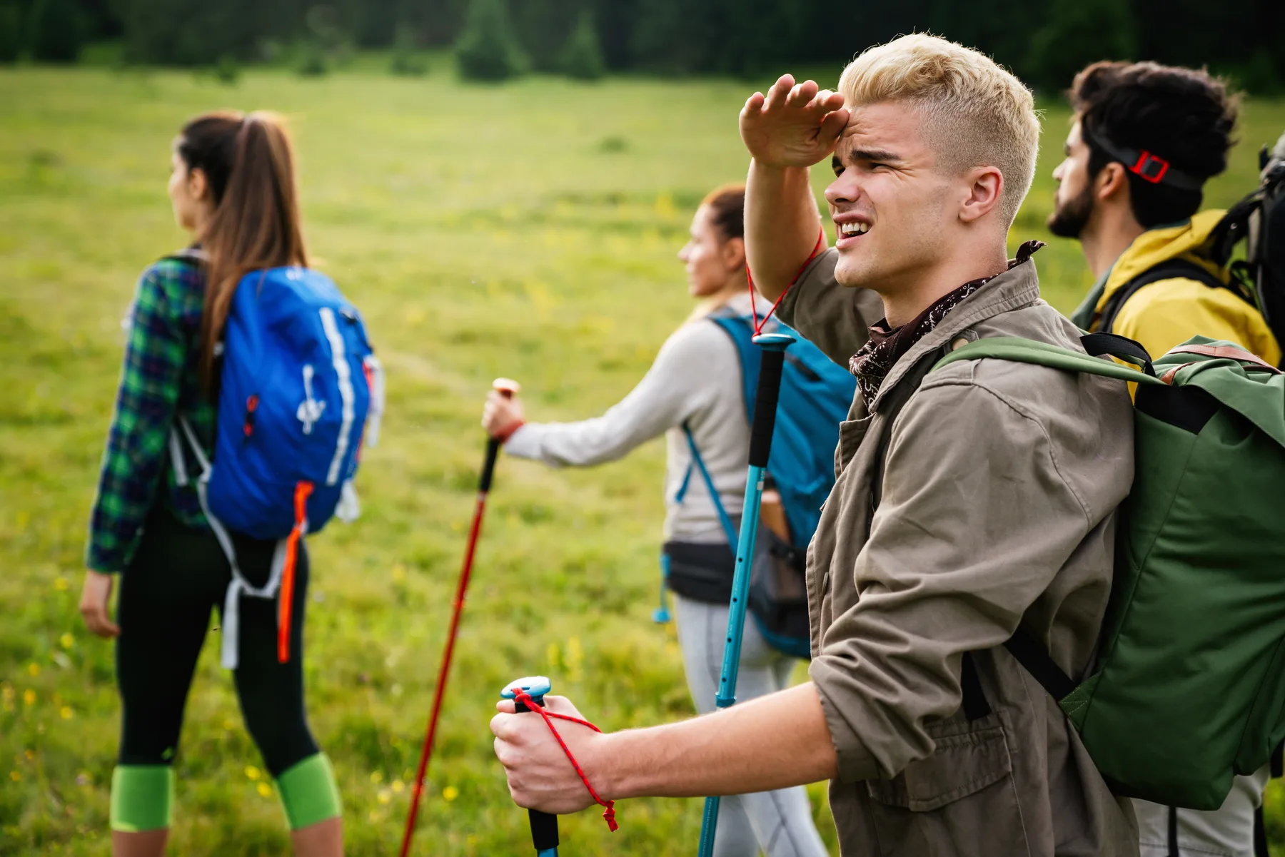 Een groep wandelt samen door een uitgestrekt natuurgebied