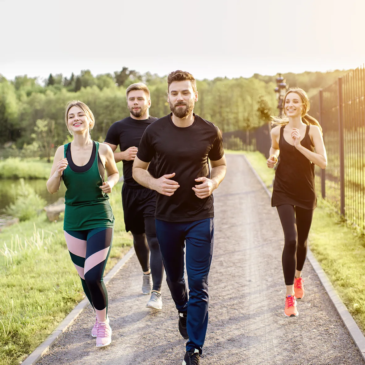 Sporters lopen samen door een groene buitenomgeving