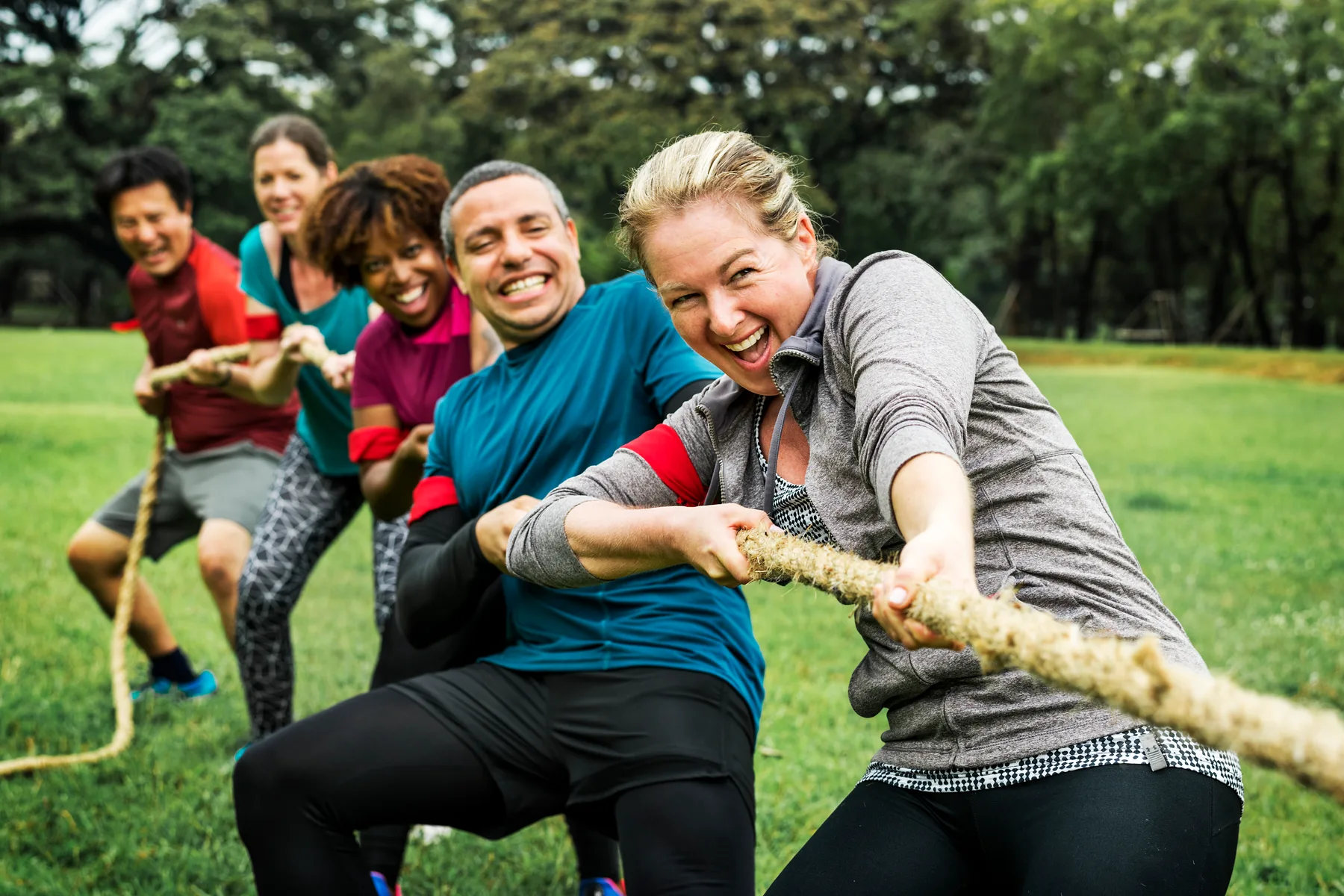 Een groep werkt samen tijdens een actieve Highland Games-opdracht