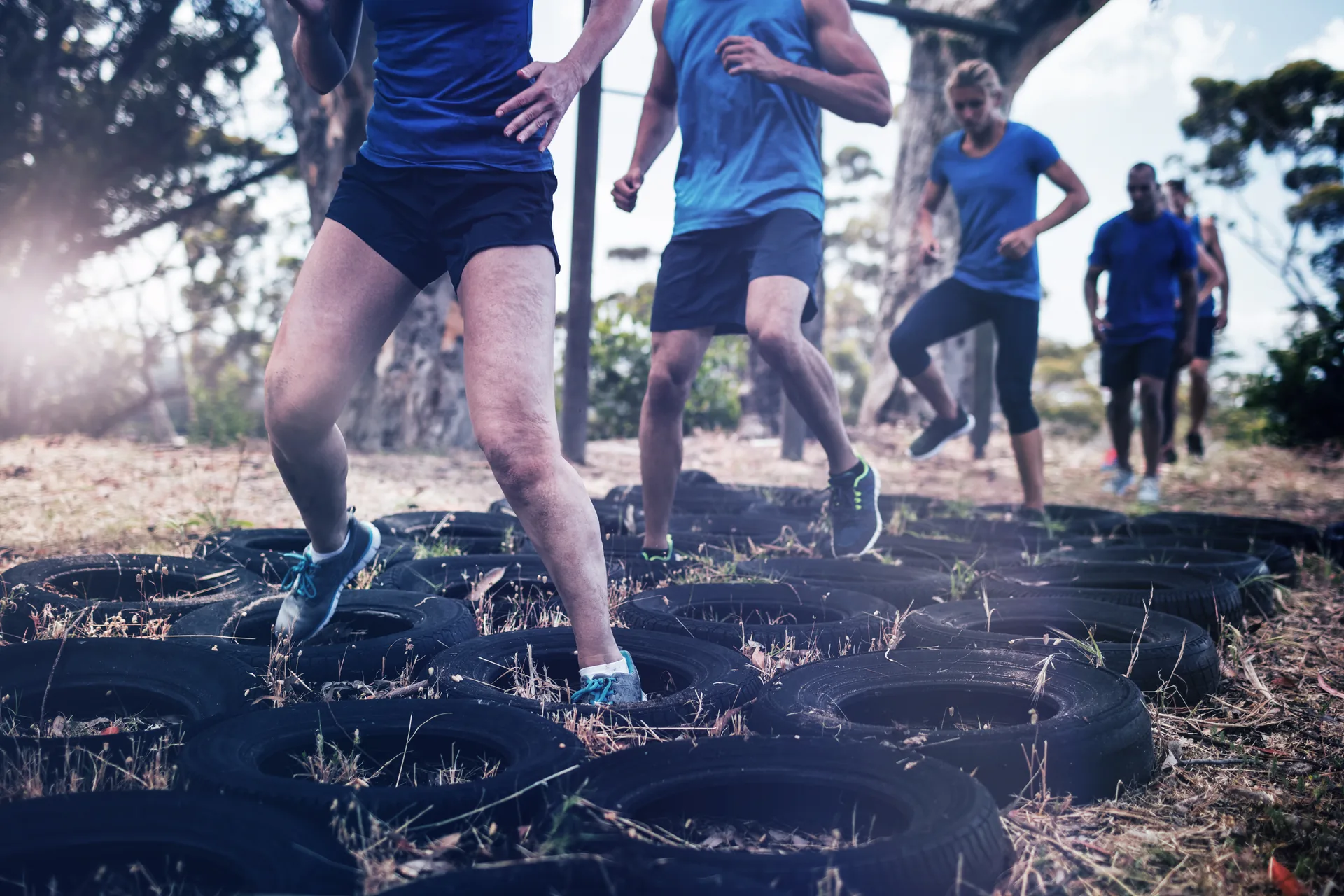Deelnemers werken samen tijdens een actieve obstacletraining